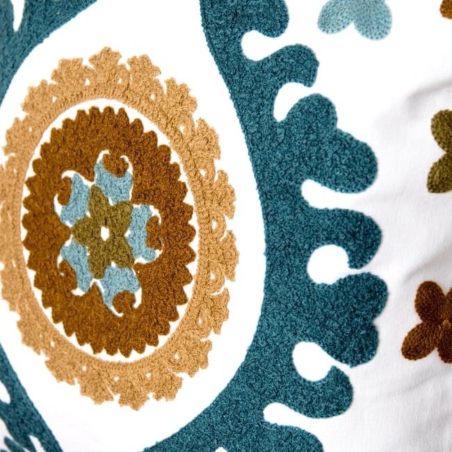 サガラ刺繍のフローラルクッションカバー 2 - 細かい刺繍が美しいです。