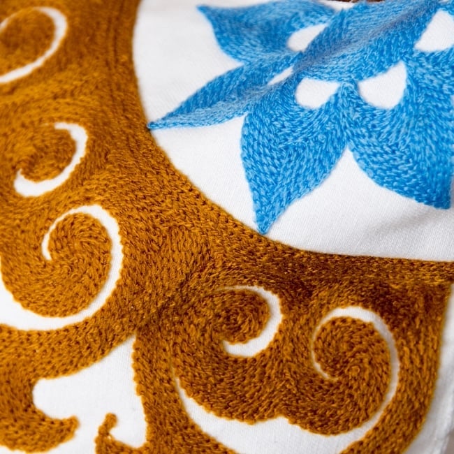 カラフルフラワー刺繍のコットンクッションカバー 3 - 細部まで刺繍が施されています。