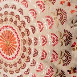 サンドベージュのマンダラクッションカバー - サブ3