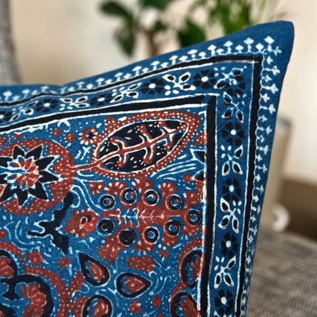 木版染めアジュラックの伝統模様クッションカバー　ブルー 2 - 何度も染め抜かれた伝統模様がが美しいです。
