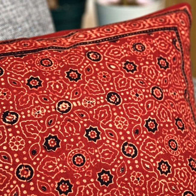 木版染めアジュラックの伝統模様クッションカバー　レッド 2 - 何度も染め抜かれた伝統模様がが美しいです。