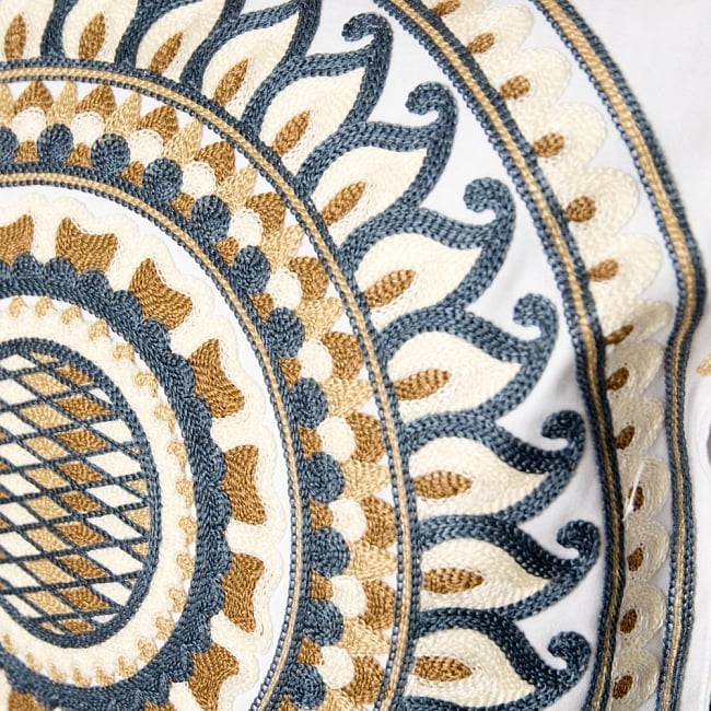 マンダラ刺繍のカラフルクッションカバー 6 - 細部まで刺繍が施されています。