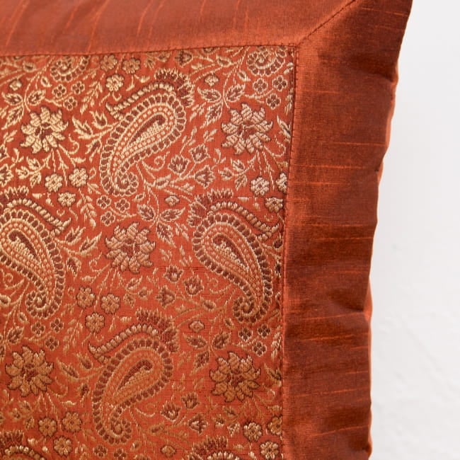 金糸入りのインド伝統柄クッションカバー  ペイズリー 2 - 金糸刺繍がとても美しく、華やかにお部屋を彩ります。