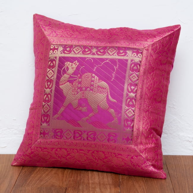 金糸入りのインド伝統柄クッションカバー 駱駝と孔雀 4 - 選択1：ラクダ-ピンク