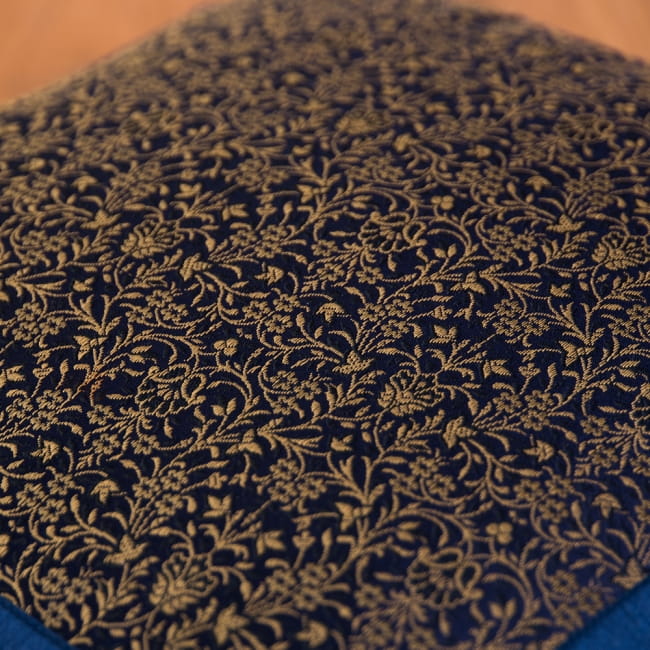 インド伝統柄クッションカバー 小花 5 - 刺繍部分を拡大してみました。