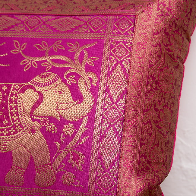 金糸入りのインド伝統柄クッションカバー象 12 - 細部まで細かく刺繍されています。