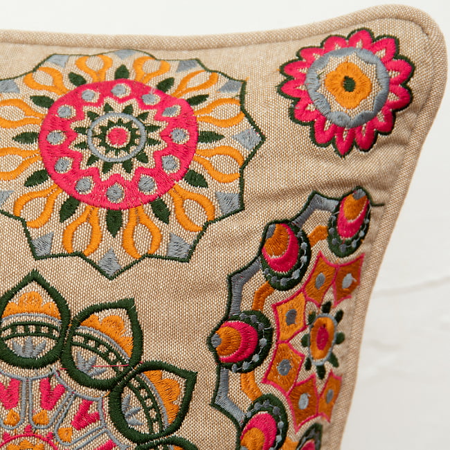 カラフルな刺繍 マンダラ柄のクッションカバー 6 - 縁もロール状に縫われていてすっきりした印象です。
