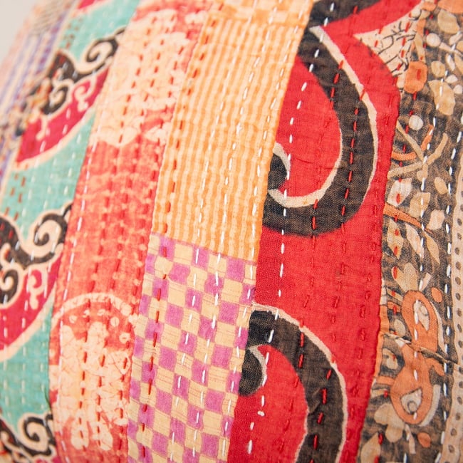 カンタ刺繍とウッドブロックプリントのクッションカバー 7 - インドならではの生地の組み合わせにカンタ刺繍が施されています。