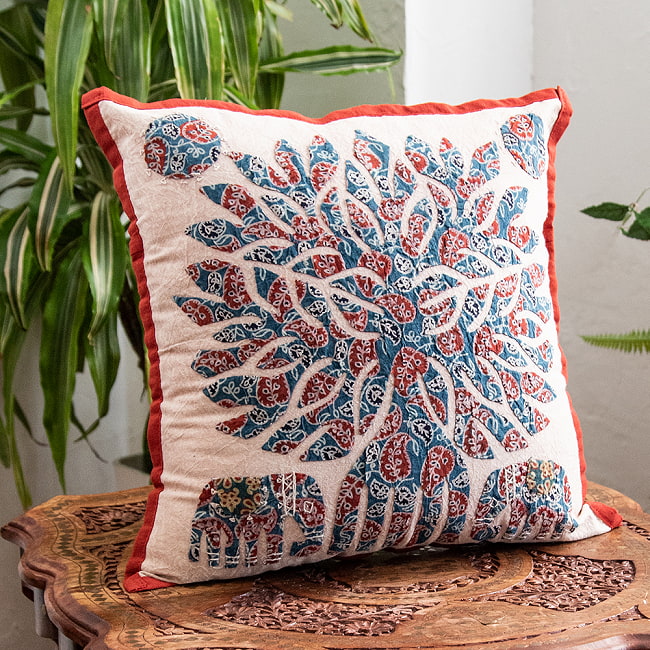 アジュラック染め布とバルメール村アップリケのクッションカバー - 生命の樹 2 - 何度も染め抜かれた伝統模様染め布に大胆にハサミを入れた美しいデザインです。