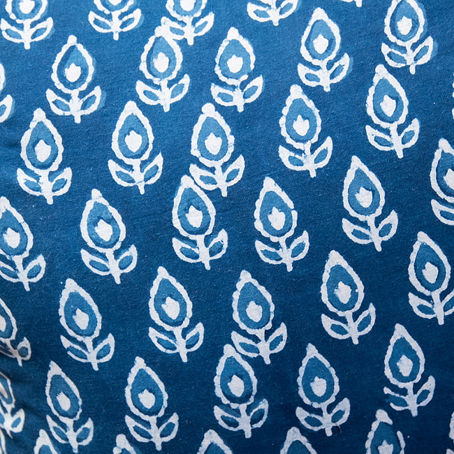 インディゴブルーの伝統藍染め クッションカバー 2 - ウッドブロック特有のゆらぎが魅力的です。