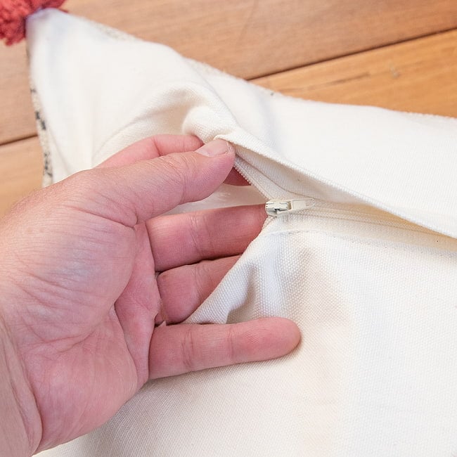 帆布織りコットンとウッドブロックプリントの 大判クッションカバー 49cm x 49cm 9 - ジッパー式でクッションを出し入れできます。