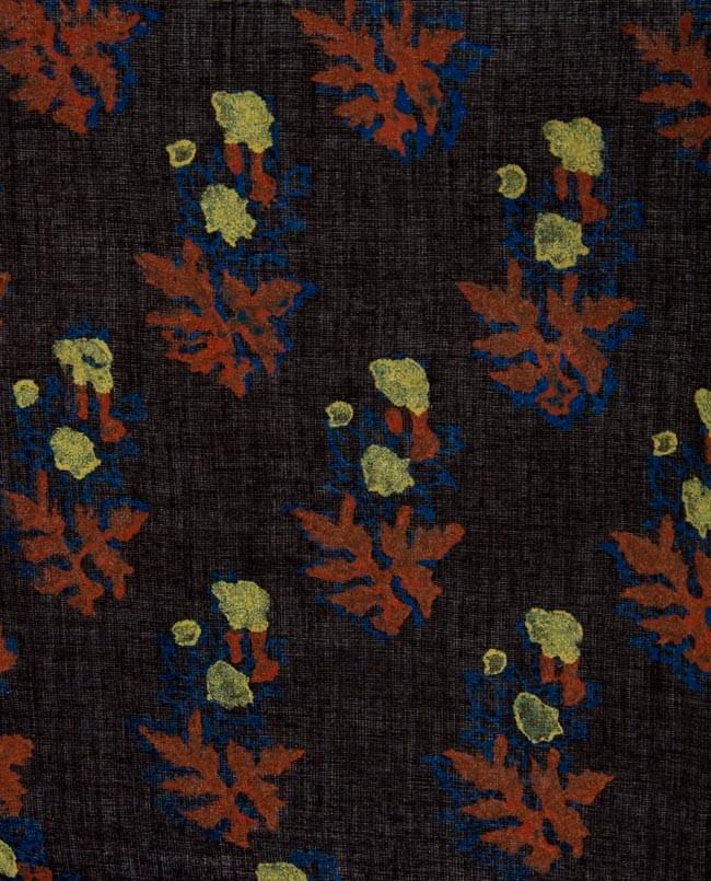 インドのコットンカフェカーテン【花柄】 - 黒 2 - 柄の一部を拡大してみました