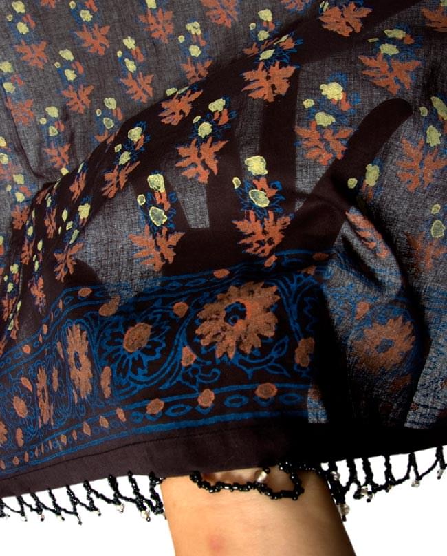 インドのコットンカフェカーテン【花柄】 - 黒 4 - 手に持ってみたところです。夜も照明越しの透け方が素敵ですよ!