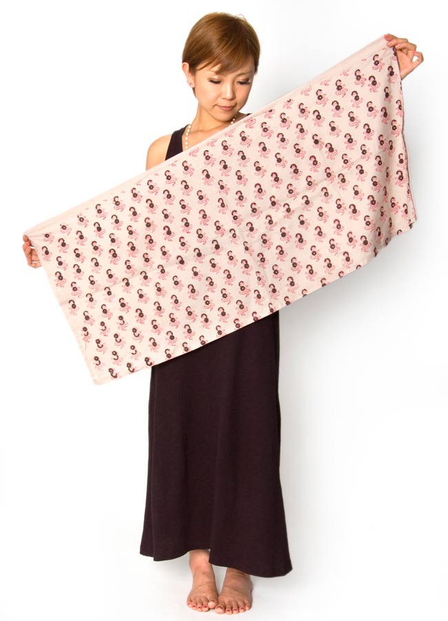 インドのコットンカフェカーテン【花柄】 - 黒 7 - 身長150cmのモデルさんと大きさを比較してみたところです*(写真は柄違いのものになります。)