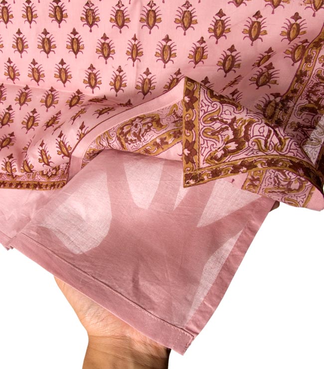 【裏地付き】インドのコットンカフェカーテン【伝統模様】 - ペールピンク 4 - 手に持ってみたところです。しっかりと裏地もついています!