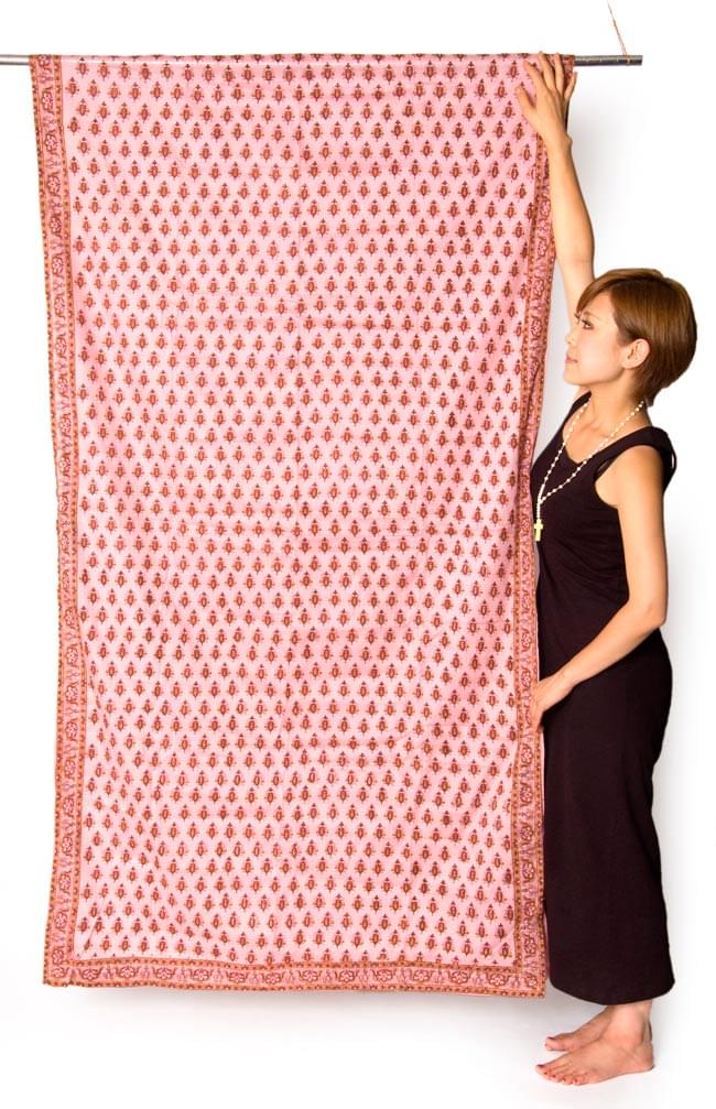 インドのコットンカーテン【花柄】 - 青&黄色系 5 - サイズを感じていただくため、身長150cmのモデルさんに立ってもらいました。*(写真は柄違いのものになります。)