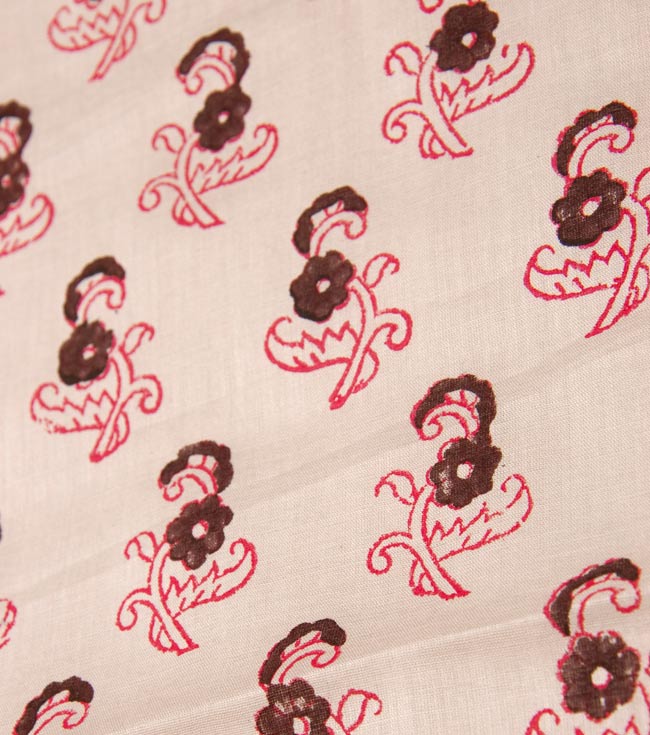 【裏地付き】インドのコットンカーテン【花柄】 - ライトベージュ 2 - 柄の一部を拡大してみました