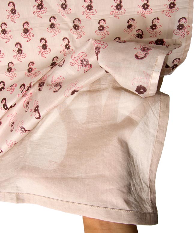 【裏地付き】インドのコットンカーテン【花柄】 - ライトベージュ 4 - 手に持ってみたところです。裏地つきです!風に揺られたりして、少したるむと模様に立体感が出てとても綺麗です。夜も照明越しの透け方が素敵ですよ!