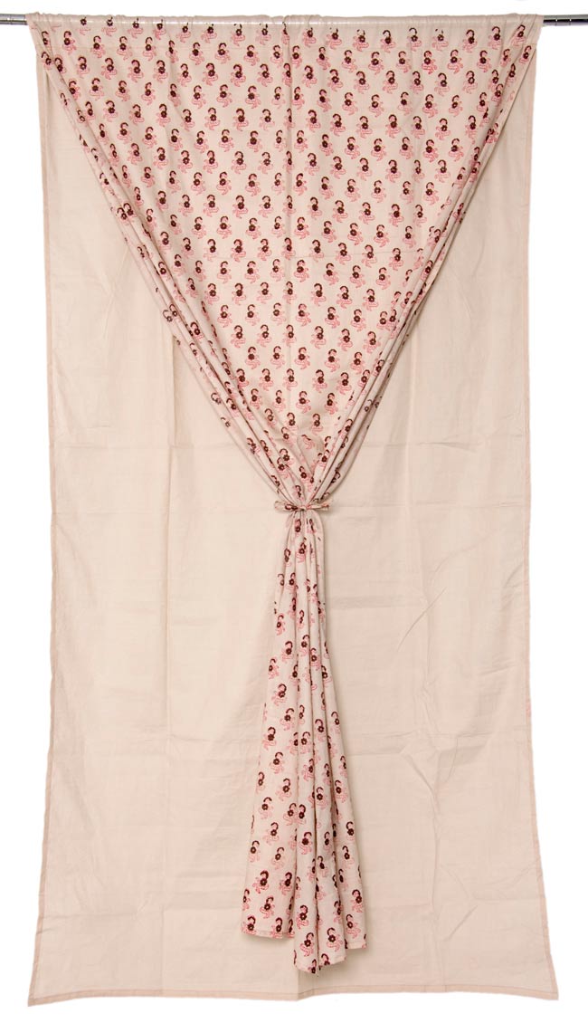【裏地付き】インドのコットンカーテン【花柄】 - ライトベージュ 5 - 裏地の部分にヒモが付いていて、このように表の布をまとめることができます。