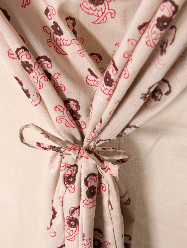 【裏地付き】インドのコットンカーテン【花柄】 - ライトベージュ 6 - ヒモ部分の写真になります