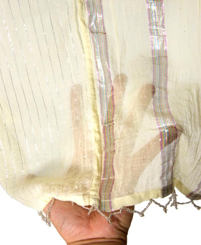 インドのコットンのれん【ラメライン入り】 - ライト・クリーム 4 - 手に持ってみたところです。風に揺られたりして、少したるむと模様に立体感が出てとても綺麗です。夜も照明越しの透け方が素敵ですよ!