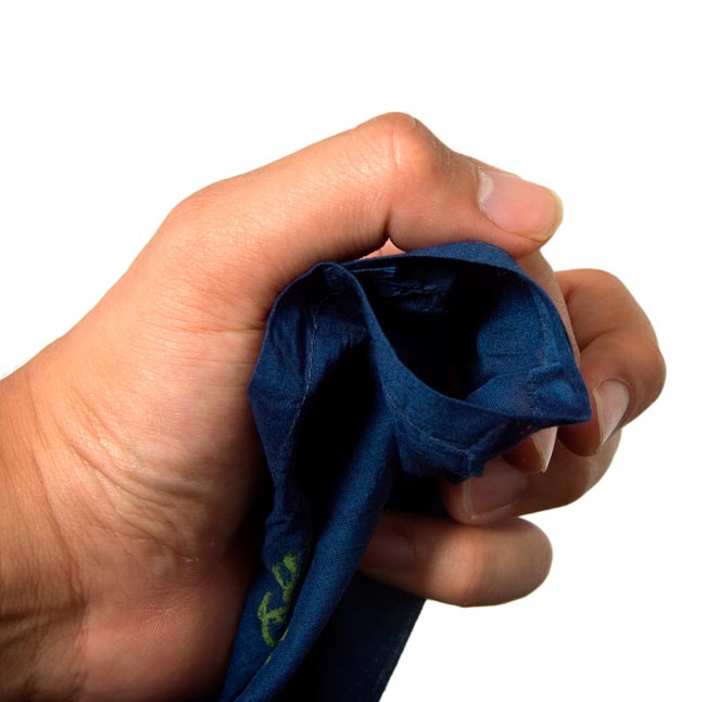 インドのコットンのれん【ラメライン入り】 - ライト・クリーム 5 - 棒を通す所はこのようになっております。100均で売られている突っ張り棒はもちろん、かなり余裕があるので大体の所には付けられると思います。*(ここからの写真は柄違いのものになります。