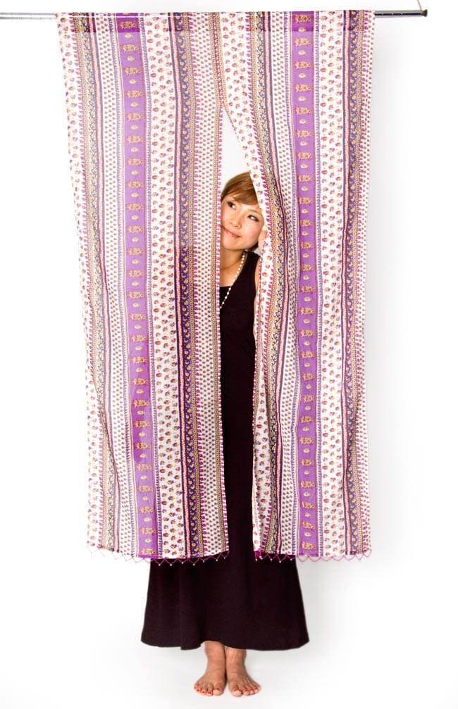 インドのコットンのれん【ラメライン入り】 - ライト・クリーム 6 - サイズを感じていただくため、身長150cmのモデルさんに立ってもらいました。