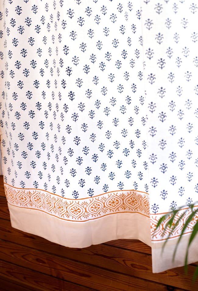 〔100cm×176cm〕インドの木版染め 手作りウッドブロックプリントのホワイトカーテン - 青系 花柄 4 - 下部はこのようになっております