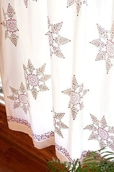 〔100cm×176cm〕インドの木版染め 手作りウッドブロックプリントのホワイトカーテン - 茶×ワイン系 ランゴリ柄の商品写真