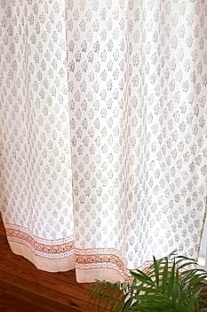 〔100cm×176cm〕インドの木版染め 手作りウッドブロックプリントのホワイトカーテン - 紺系 花柄の商品写真