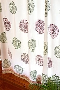〔100cm×176cm〕インドの木版染め 手作りウッドブロックプリントのホワイトカーテン - 緑×ワイン系 ランゴリ柄の商品写真