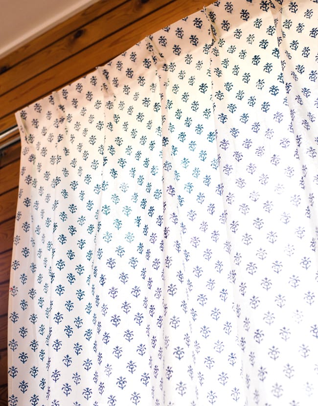 〔100cm×200cm〕インドの木版染め 手作りウッドブロックプリントのサフェードカーテン - 青系 花柄 3 - アジアンなお部屋から、洋風なテイストにもオススメです。一般的に販売されているカーテンフックで取り付けられるようになっています。