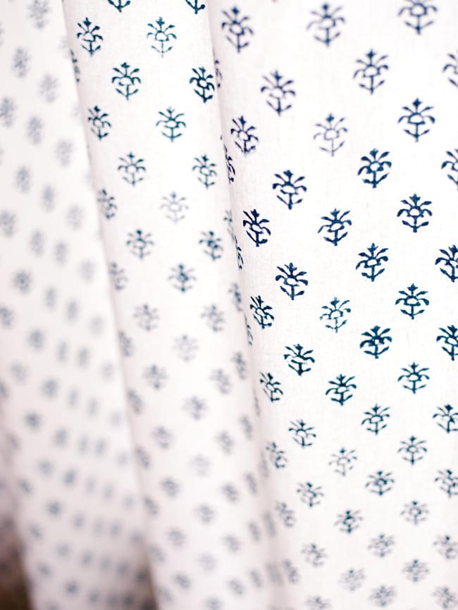〔100cm×200cm〕インドの木版染め 手作りウッドブロックプリントのサフェードカーテン - 青系 花柄 5 - それぞれのデザインを彫った木版を、一の手で押していくので手間のかかる一品です。