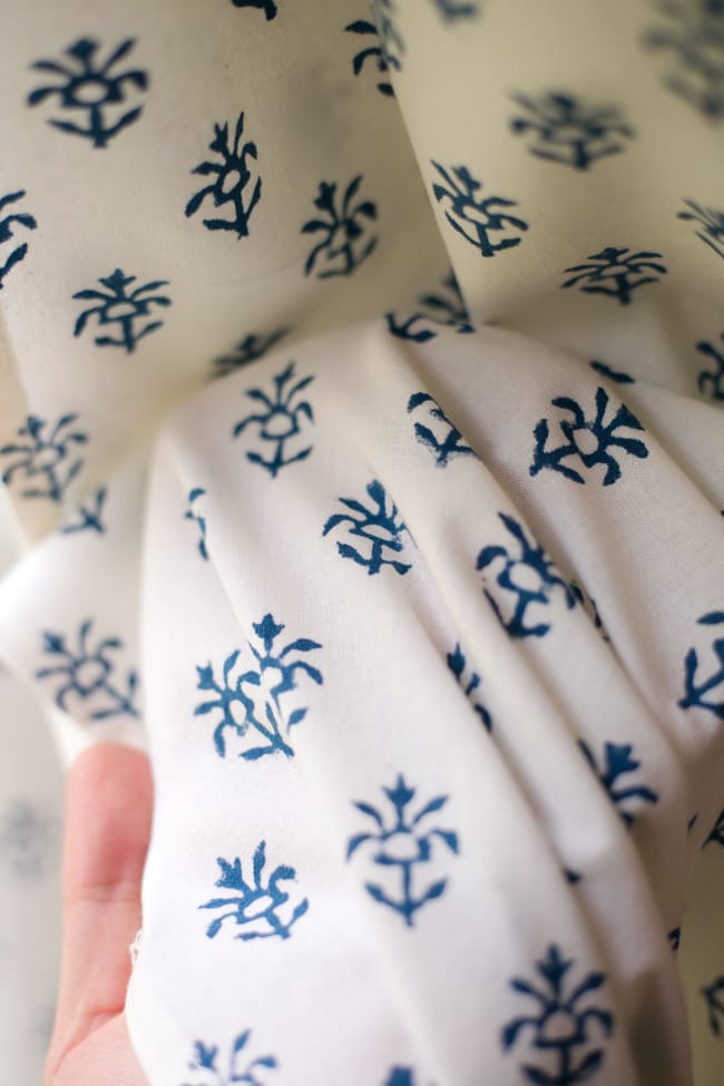 〔100cm×200cm〕インドの木版染め 手作りウッドブロックプリントのサフェードカーテン - 青系 花柄 6 - ハンドメイドだからこその若干のムラがあったり、機械には出せない温もりを感じられます。
