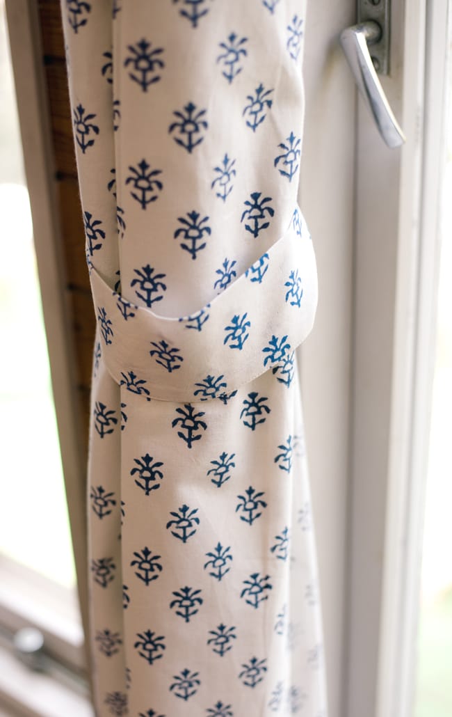 〔100cm×200cm〕インドの木版染め 手作りウッドブロックプリントのサフェードカーテン - 青系 花柄 7 - カーテンタッセルが付属いたしますので、このように綺麗にまとめておけます。