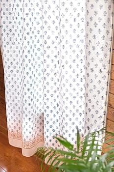 〔100cm×200cm〕インドの木版染め 手作りウッドブロックプリントのサフェードカーテン - 青系 花柄の商品写真