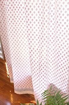 〔100cm×200cm〕インドの木版染め 手作りウッドブロックプリントのサフェードカーテン - 赤系 ボタニカル柄の商品写真
