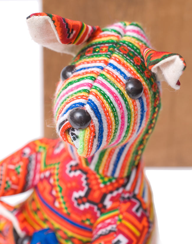 モン族の手作りぬいぐるみ - 子連れカンガルー カラフル系 2 - お顔の拡大です。