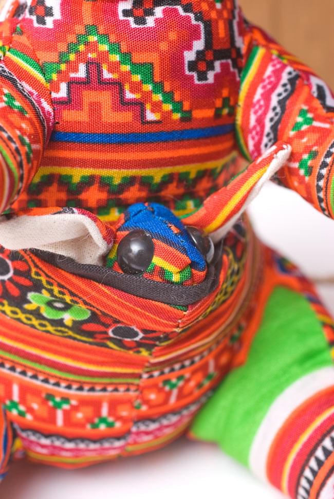 モン族の手作りぬいぐるみ - 子連れカンガルー カラフル系 3 - 素材がカラフルですね