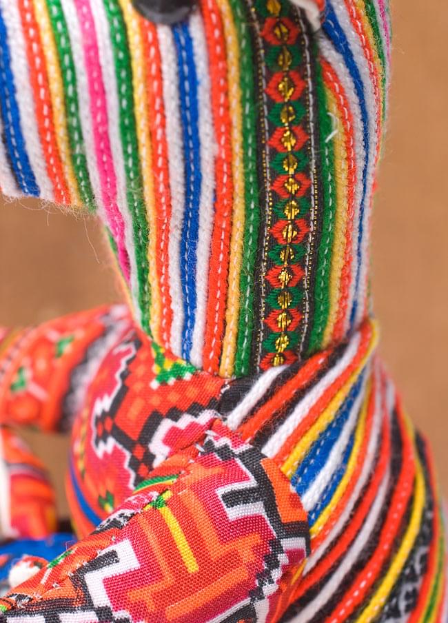 モン族の手作りぬいぐるみ - 子連れカンガルー カラフル系 4 - 細かな刺繍をたっぷり用いています。