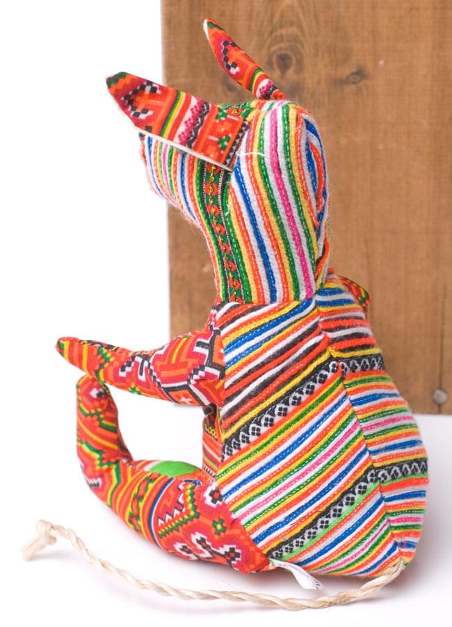 モン族の手作りぬいぐるみ - 子連れカンガルー カラフル系 5 - 斜め後ろから見てみました。