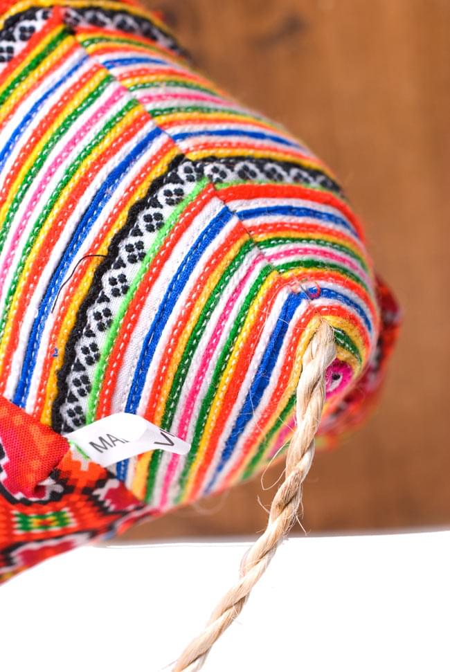 モン族の手作りぬいぐるみ - 子連れカンガルー カラフル系 6 - かわいいお尻。