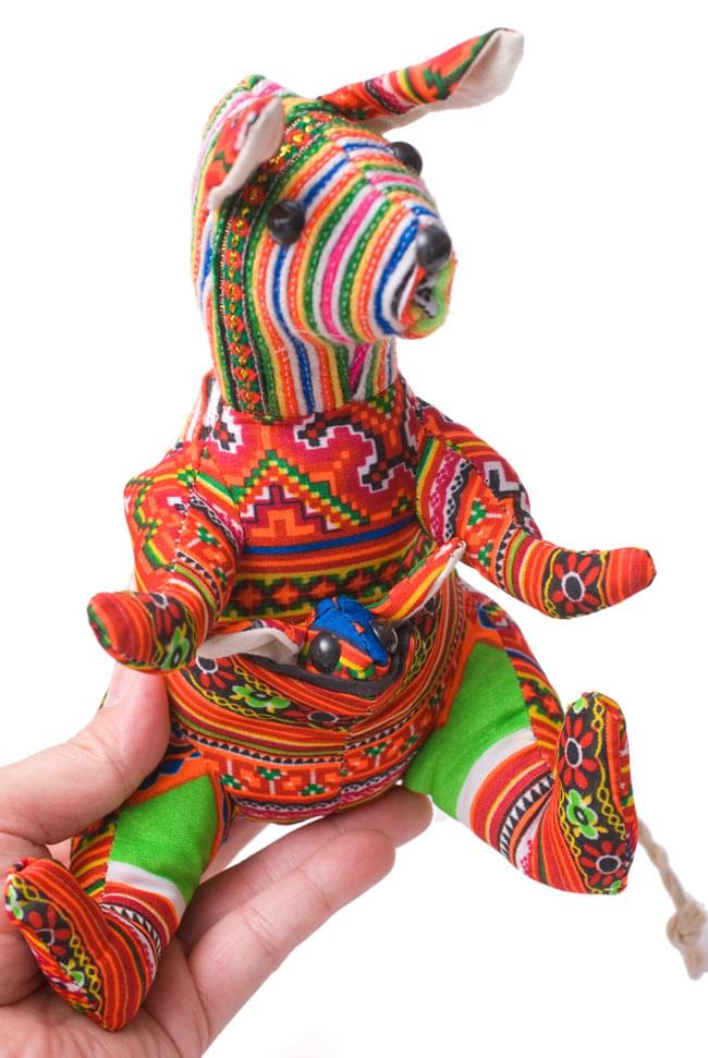モン族の手作りぬいぐるみ - 子連れカンガルー カラフル系 7 - 手に取るとこれくらいの大きさです。