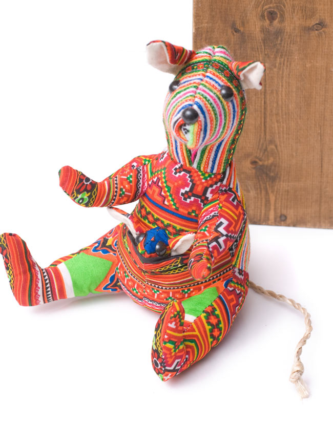 モン族の手作りぬいぐるみ - 子連れカンガルー カラフル系の写真