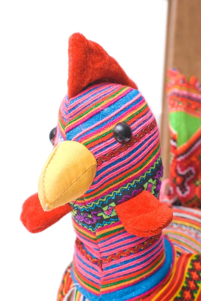 モン族の手作りぬいぐるみ - にわとり 2 - お顔の拡大です。