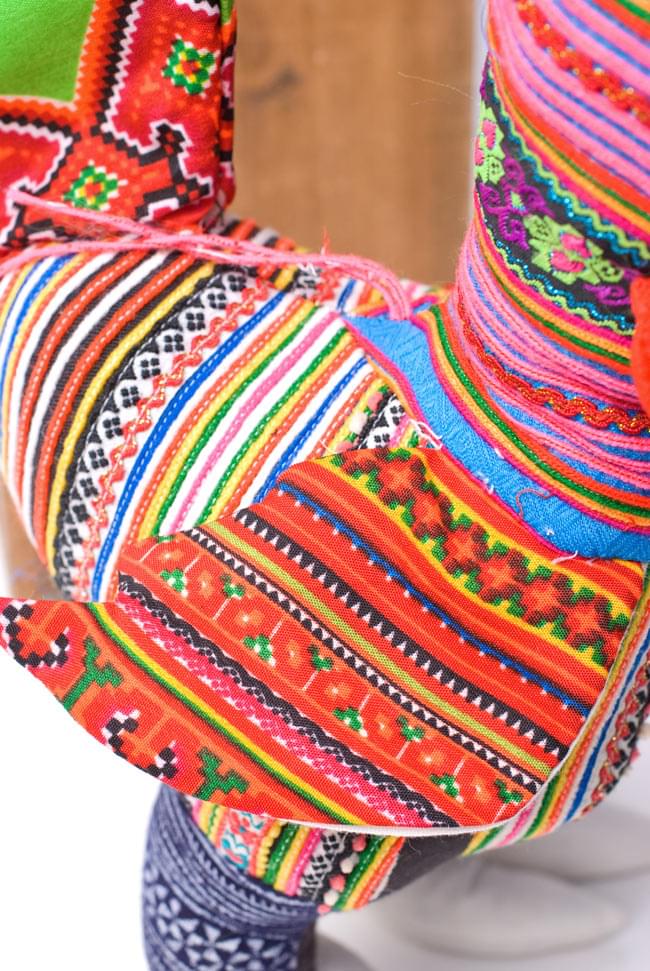 モン族の手作りぬいぐるみ - にわとり 3 - 素材がカラフルですね