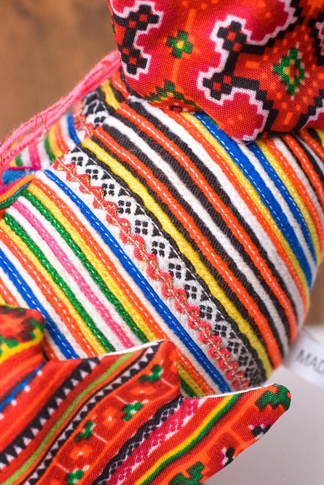 モン族の手作りぬいぐるみ - にわとり 4 - 細かな刺繍をたっぷり用いています。