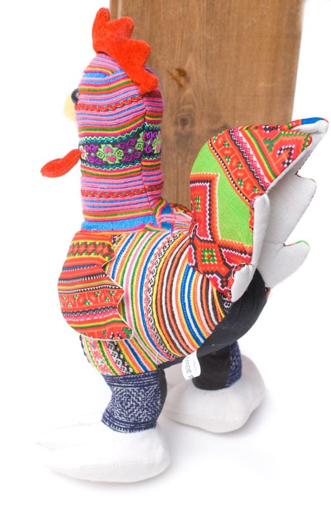 モン族の手作りぬいぐるみ - にわとり 5 - 斜め後ろから見てみました。