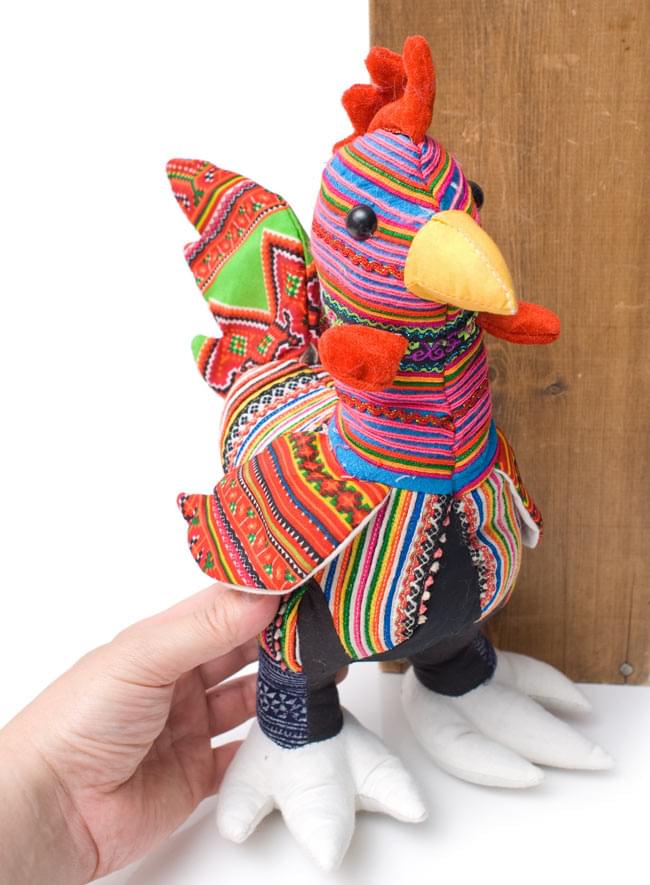 モン族の手作りぬいぐるみ - にわとり 7 - 手に取るとこれくらいの大きさです。