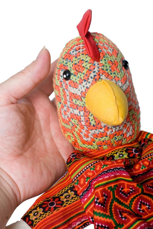 モン族の手作りパペット指人形 - にわとり 7 - 大きさのご参考までに手を添えてみました。